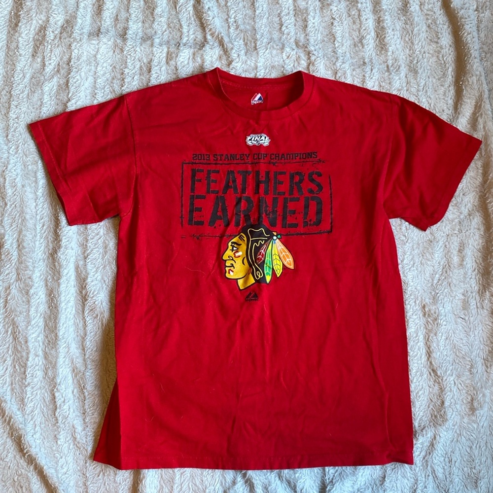 Chicago Blackhawks logo t shirt size large feathers earned short sleeve top